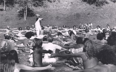 Yogi Bhajan ensinando Kundalini Yoga na década de 60 – no auge do Movimento Hippie